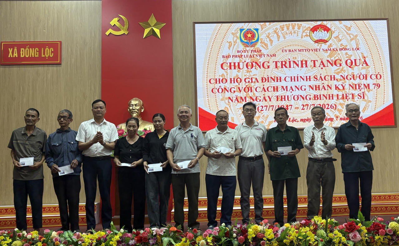 Báo Pháp luật Việt Nam trao 100 suất quà tri ân gia đình chính sách tại xã Đồng Lộc