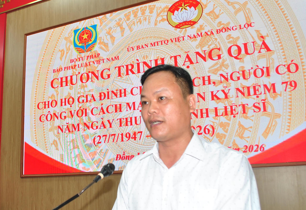 Ông Phan Văn Lương - Chủ tịch Ủy ban MTTQ Việt Nam xã Đồng Lộc phát biểu tại lễ trao quà. Ảnh: HA