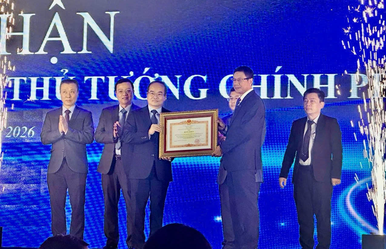 Thứ trưởng Bộ Khoa học và Công nghệ Lê Xuân Định trao Bằng khen của Thủ tướng Chính phủ cho tập thể QUATEST 3. Ảnh: QUATEST 3