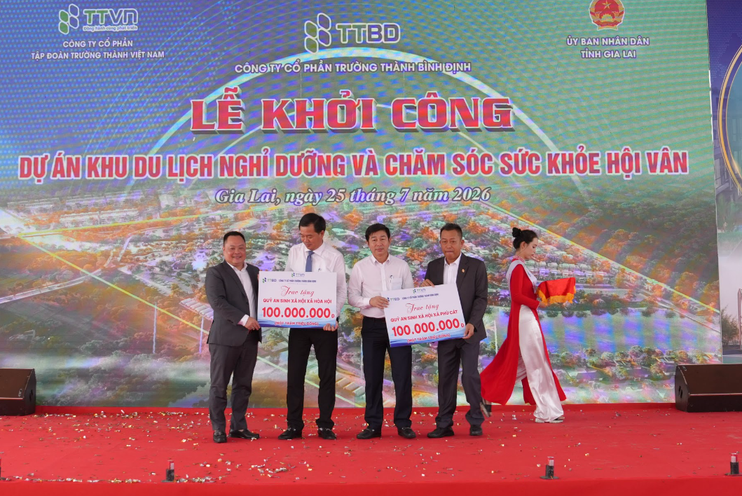 Đại diện chủ đầu tư trao bảng tượng trưng 200 triệu đồng cho Quỹ an sinh xã hội xã Hòa Hội và Quỹ an sinh xã hội xã Phù Cát.