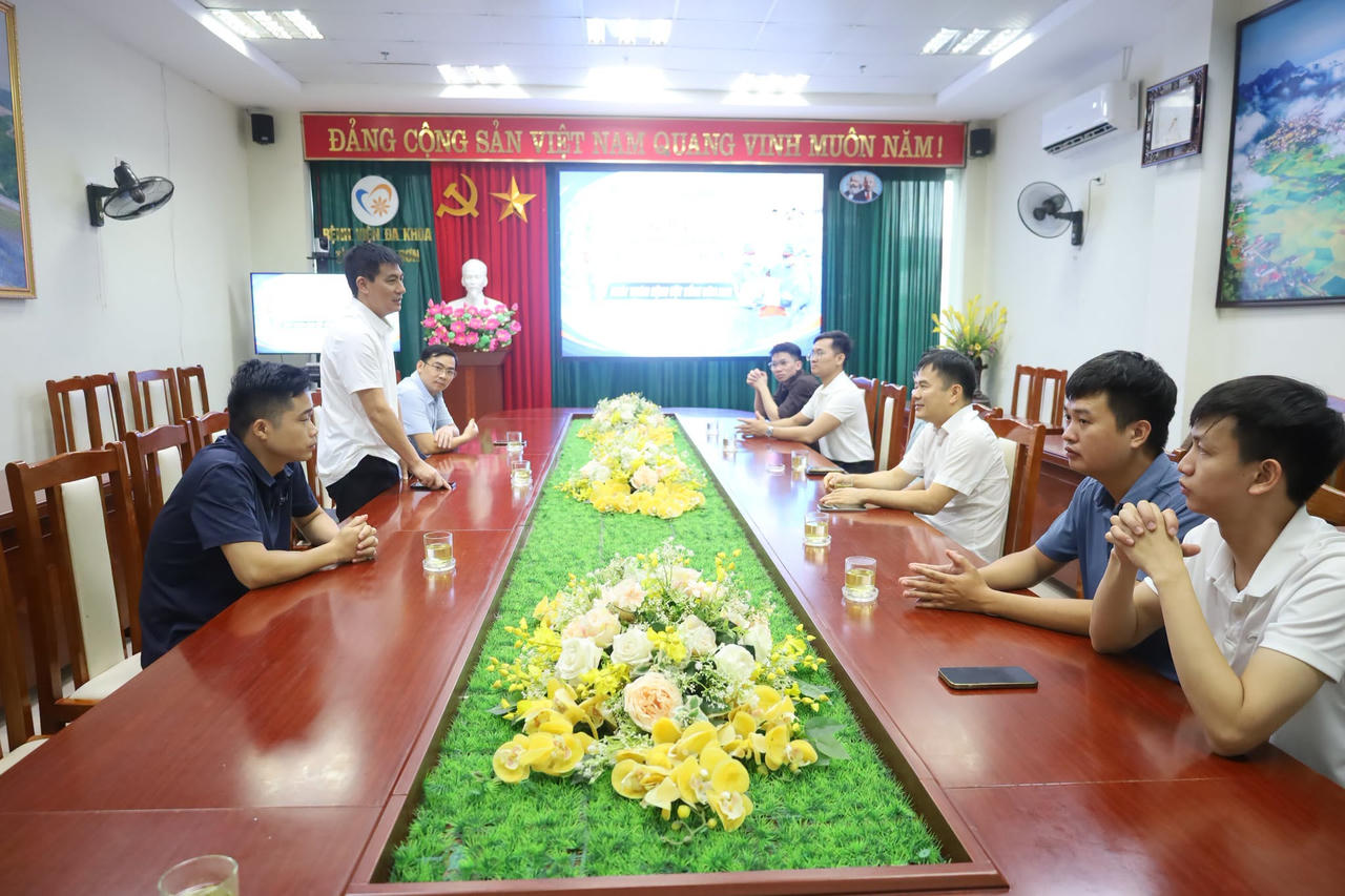 Lãnh đạo Bệnh viện Đa khoa tỉnh Lạng Sơn trao đổi với đoàn chuyên gia đầu ngành về lĩnh vực cột sống.