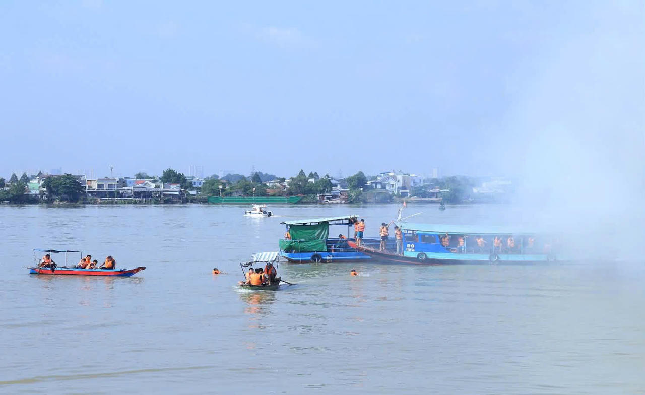 Tình huống giả định thuyền chở khách va chạm với xà lan trên sông Đồng Nai. Ảnh: CACC