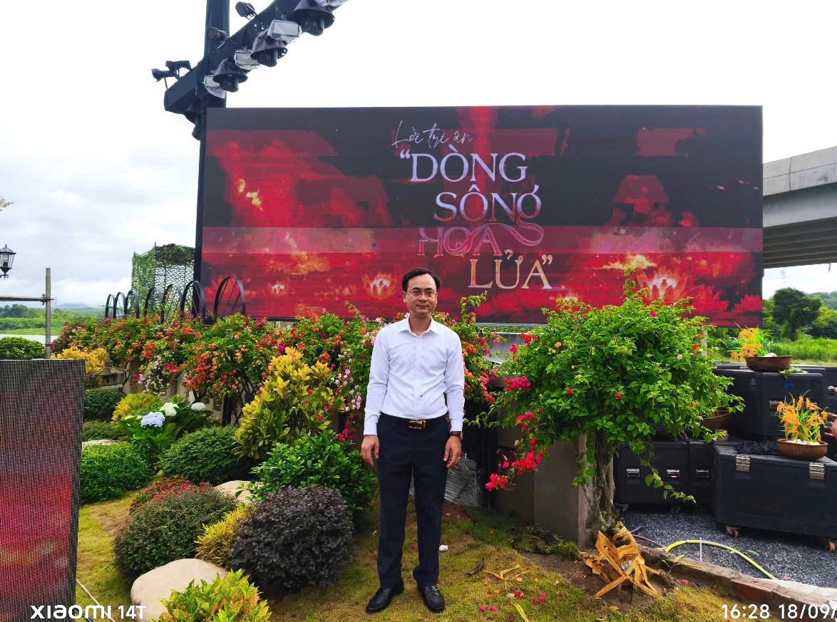 Ông Phạm Đình Tùng - Phó Giám đốc Sở Nội vụ tỉnh Hưng Yên, chụp ảnh lưu niệm tại chương trình nghệ thuật "Lời tri ân - Dòng sông hóa lửa" ở Khu tưởng niệm Bến phà II Long Đại. (Ảnh: NVCC).