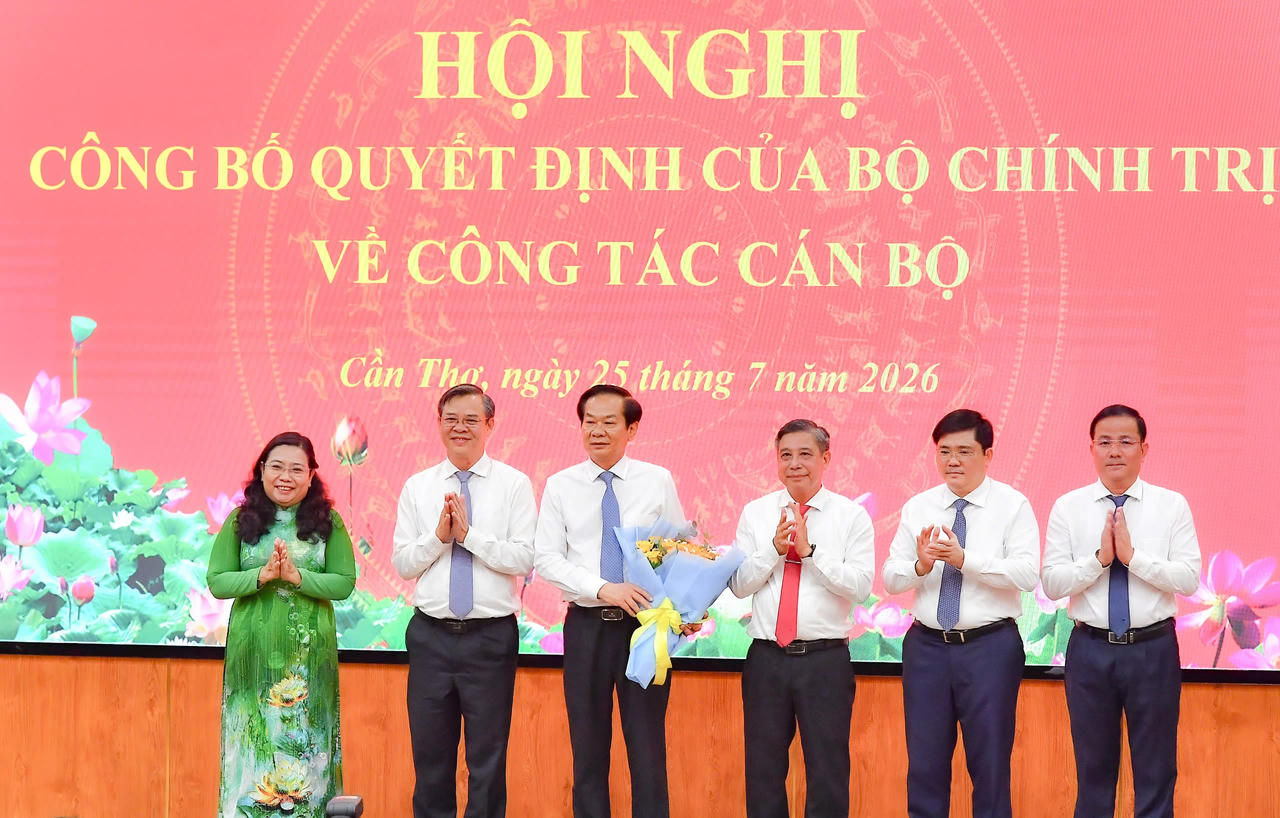 Lãnh đạo TP Cần Thơ chúc mừng Tân Bí thư. (Ảnh: HV)