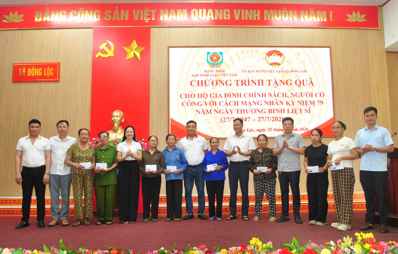 Báo Pháp luật Việt Nam trao 100 suất quà tri ân gia đình chính sách tại xã Đồng Lộc
