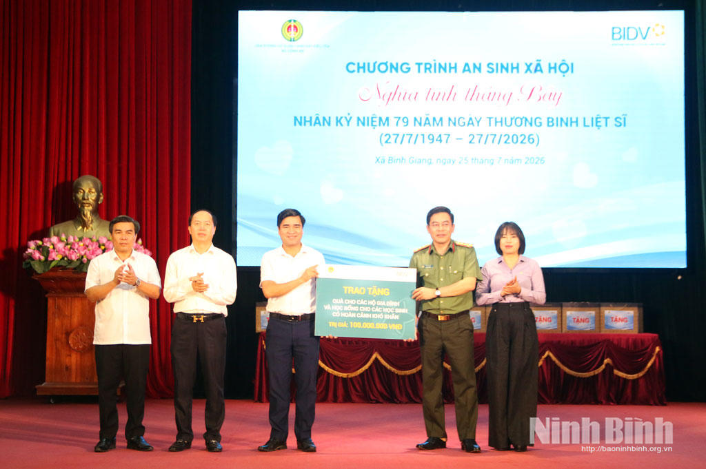 Đại diện lãnh đạo Công an tỉnh tặng quà cho các gia đình chính sách, hộ có hoàn cảnh khó khăn và học bổng cho các em học sinh nghèo vượt khó, học giỏi trên địa bàn.Ảnh: Trần Ích
