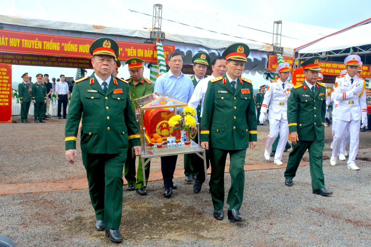 Đại tướng Nguyễn Trọng Nghĩa - Ủy viên Bộ Chính trị, Chủ nhiệm Tổng cục Chính trị Quân đội nhân dân Việt Nam và Thượng tướng Phạm Trường Sơn - Phó Tổng Tham mưu trưởng Quân đội nhân dân Việt Nam thực hiện Nghi lễ quy tập hài cốt liệt sĩ. Ảnh Trọng Trung