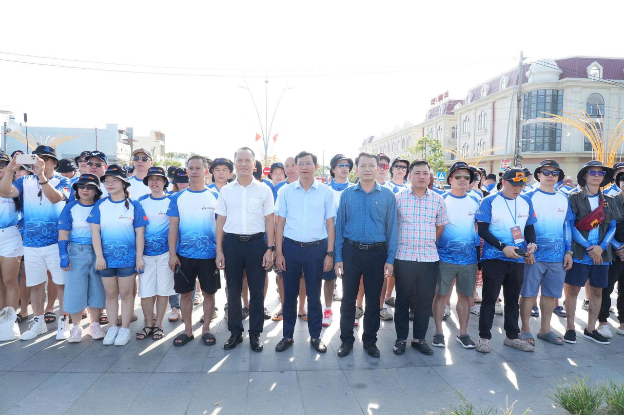 Lãnh đạo địa phương, Ban Tổ chức và đông đảo thành viên các câu lạc bộ xe bán tải chụp ảnh lưu niệm. .