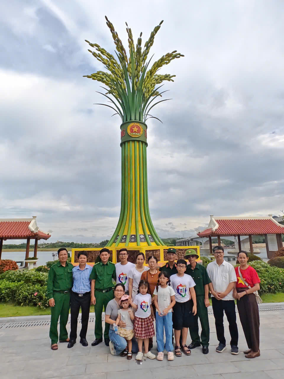 Ông Vũ Thế Huyền cùng người thân trở lại Bến phà II Long Đại - nơi ký ức về những ngày tháng "Sống bám cầu, bám đường - Chết kiên cường, dũng cảm" vẫn còn vẹn nguyên. (Ảnh: NVCC).
