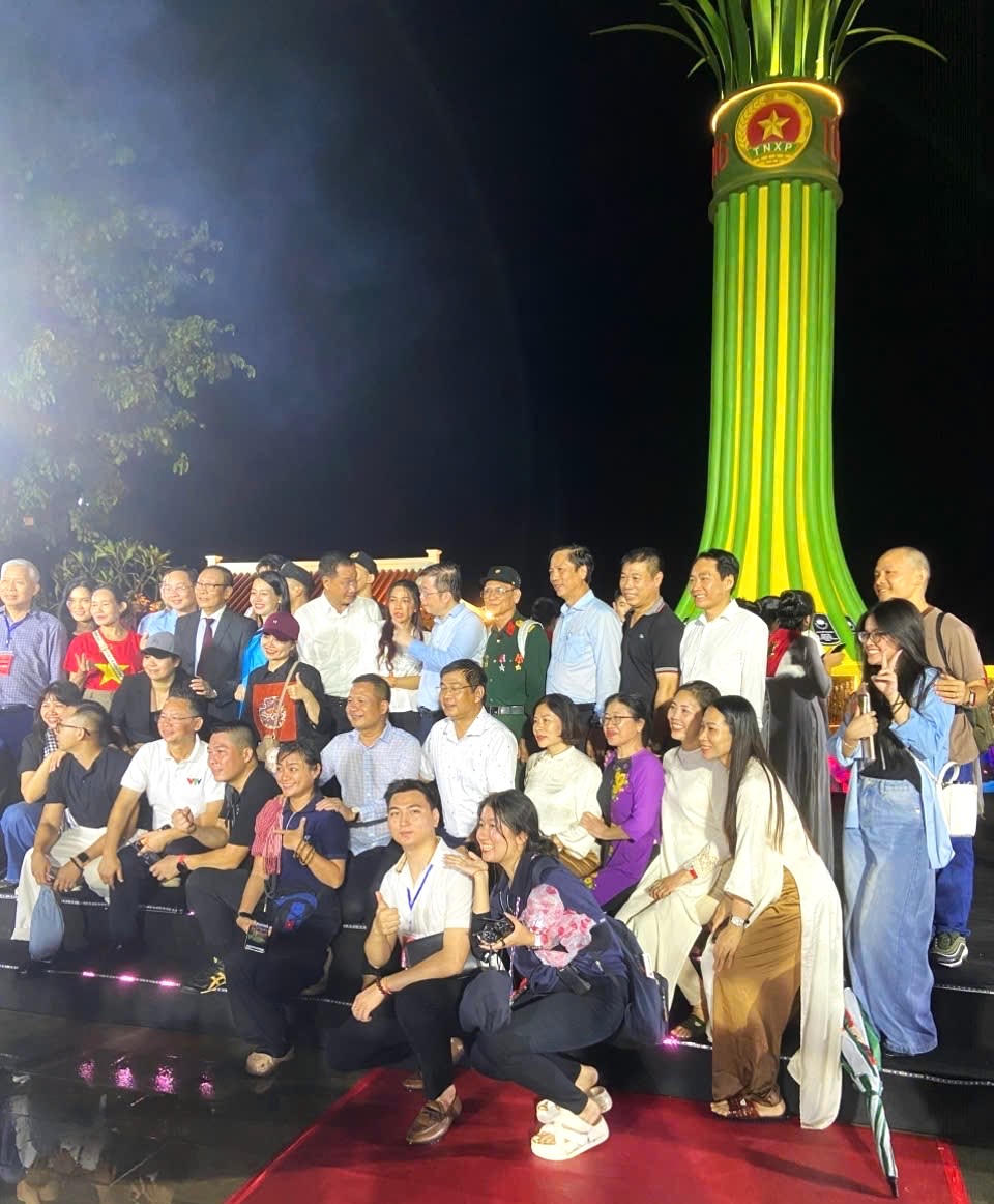 Các đại biểu, cựu thanh niên xung phong, thân nhân liệt sĩ và đoàn viên, thanh niên chụp ảnh lưu niệm tại Khu di tích lịch sử quốc gia Bến phà II Long Đại sau chương trình “Lời tri ân - Dòng sông hoa lửa”. (Ảnh: NVCC).