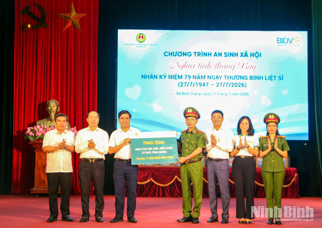 “Nghĩa tình tháng bảy” trao hỗ trợ an sinh xã hội tại xã Bình Giang