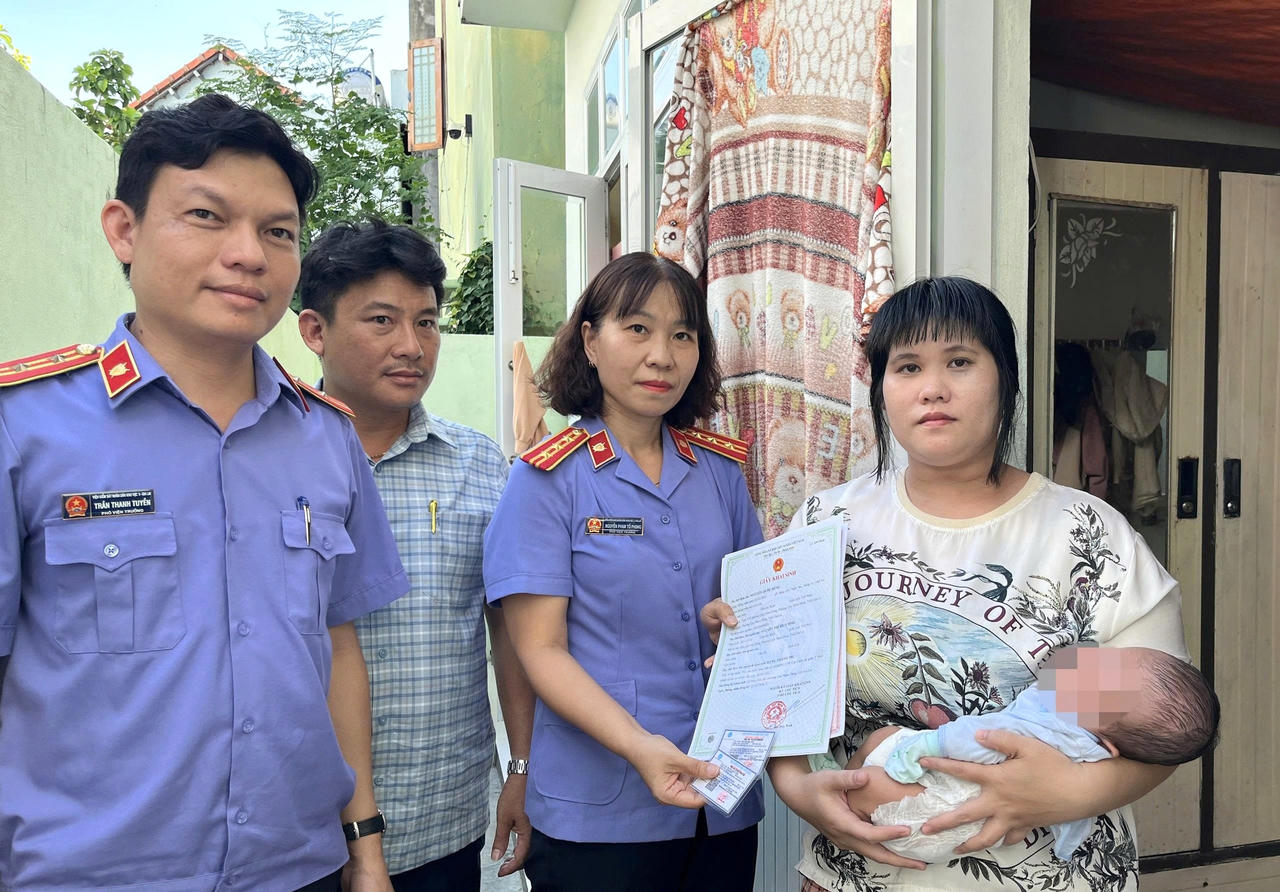Viện KSND khu vực 1 - Gia Lai phối hợp UBND phường Quy Nhơn Đông trao giấy khai sinh và thẻ bảo hiểm y tế cho một trường hợp trên địa bàn phường. (Ảnh: ĐVCC)