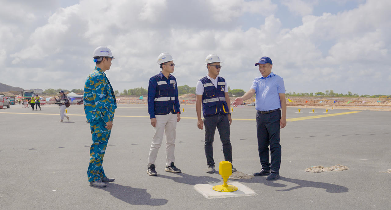 Chuyên gia Trịnh Như Long (ngoài cùng bên phải) trong chuyến khảo sát đường băng cất hạ cánh số 2. Ảnh: S.G.