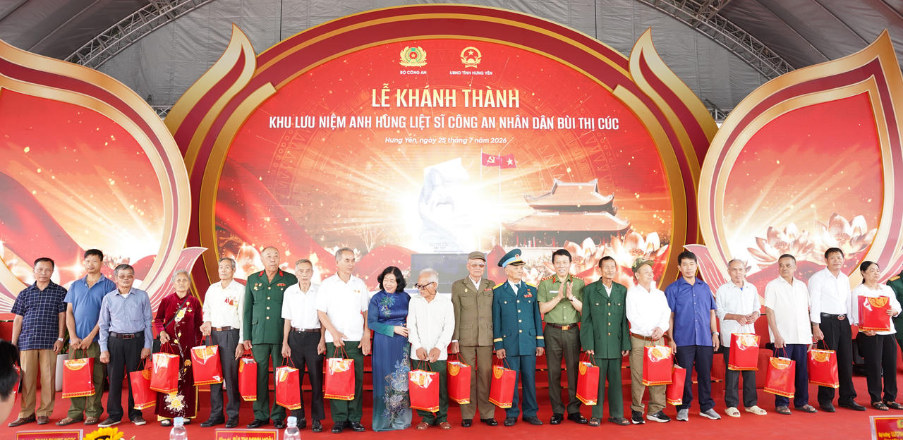 Các đồng chí lãnh đạo Trung ương và tỉnh Hưng Yên đã trao 80 suất quà tặng người có công, thân nhân người có công với cách mạng(Ảnh Cổng TTĐT xã Xuân Trúc, tỉnh Hưng Yên) 
