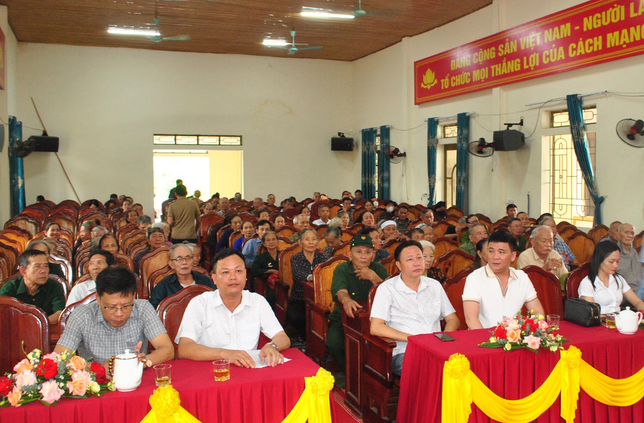 Báo Pháp luật Việt Nam phối hợp với UBND xã Đồng Lộc tổ chức trao 100 suất quà cho các gia đình chính sách, người có công với cách mạng tại xã Đồng Lộc.  Ảnh: HA