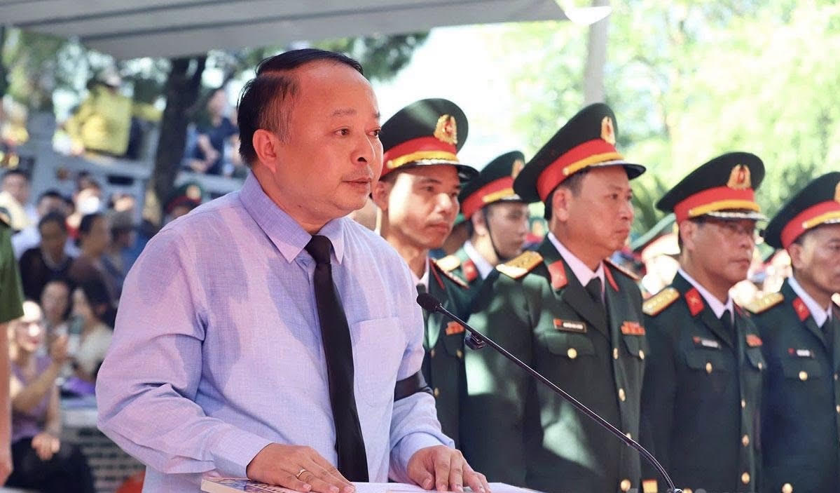Ông Phan Huy Ngọc - Chủ tịch UBND tỉnh Tuyên Quang đọc điếu văn tại buổi lễ. (Ảnh: PV)