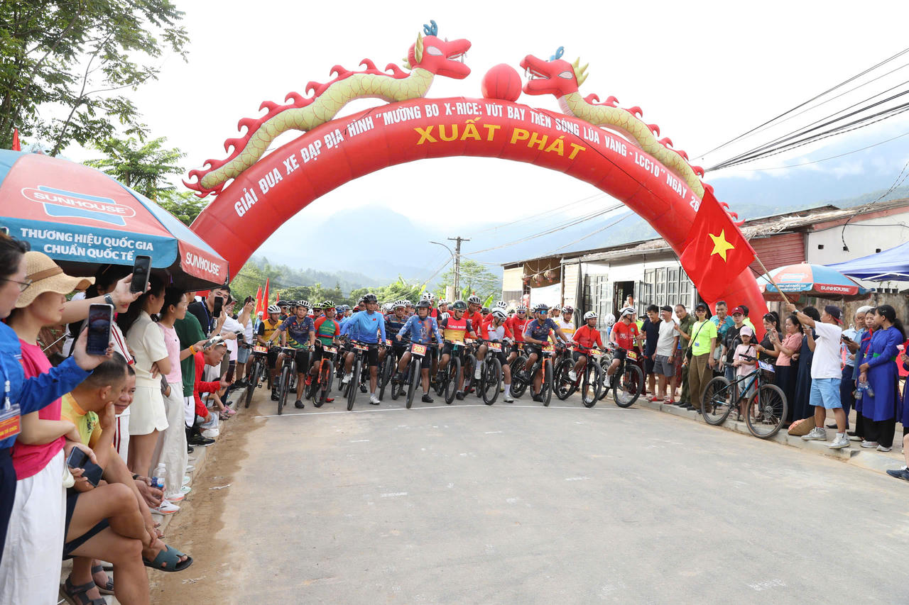 6h30 ngày 26/7, Giải đua xe đạp địa hình "Mường Bo X-Rice-LCC10: Vút bay trên sóng lúa vàng" năm 2026 của xã Mường Bo, tỉnh Lào Cai chính thức khởi tranh. (Ảnh: Nguyễn Hải).