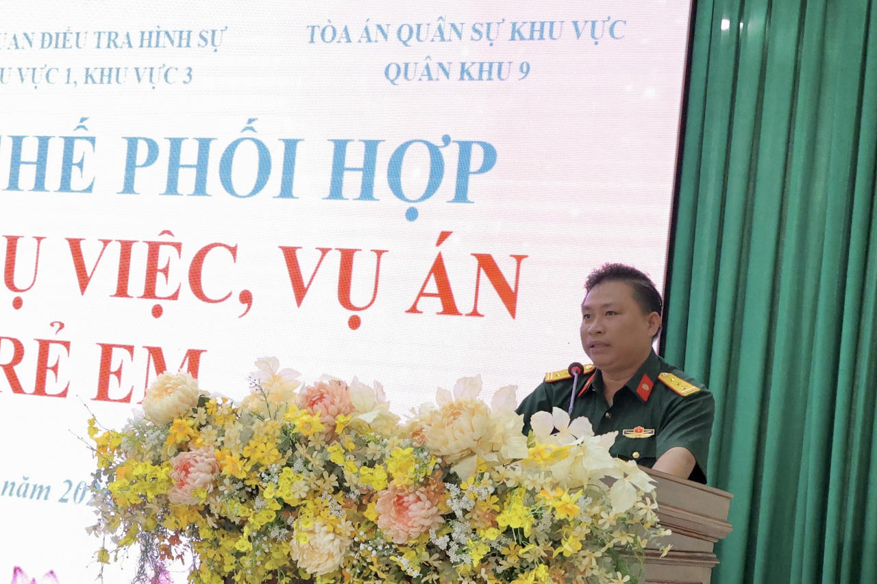 Thượng tá Trần Thanh Tấn - Viện trưởng Viện kiểm sát quân sự khu vực 93 phát biểu. Ảnh: Thiện Lê