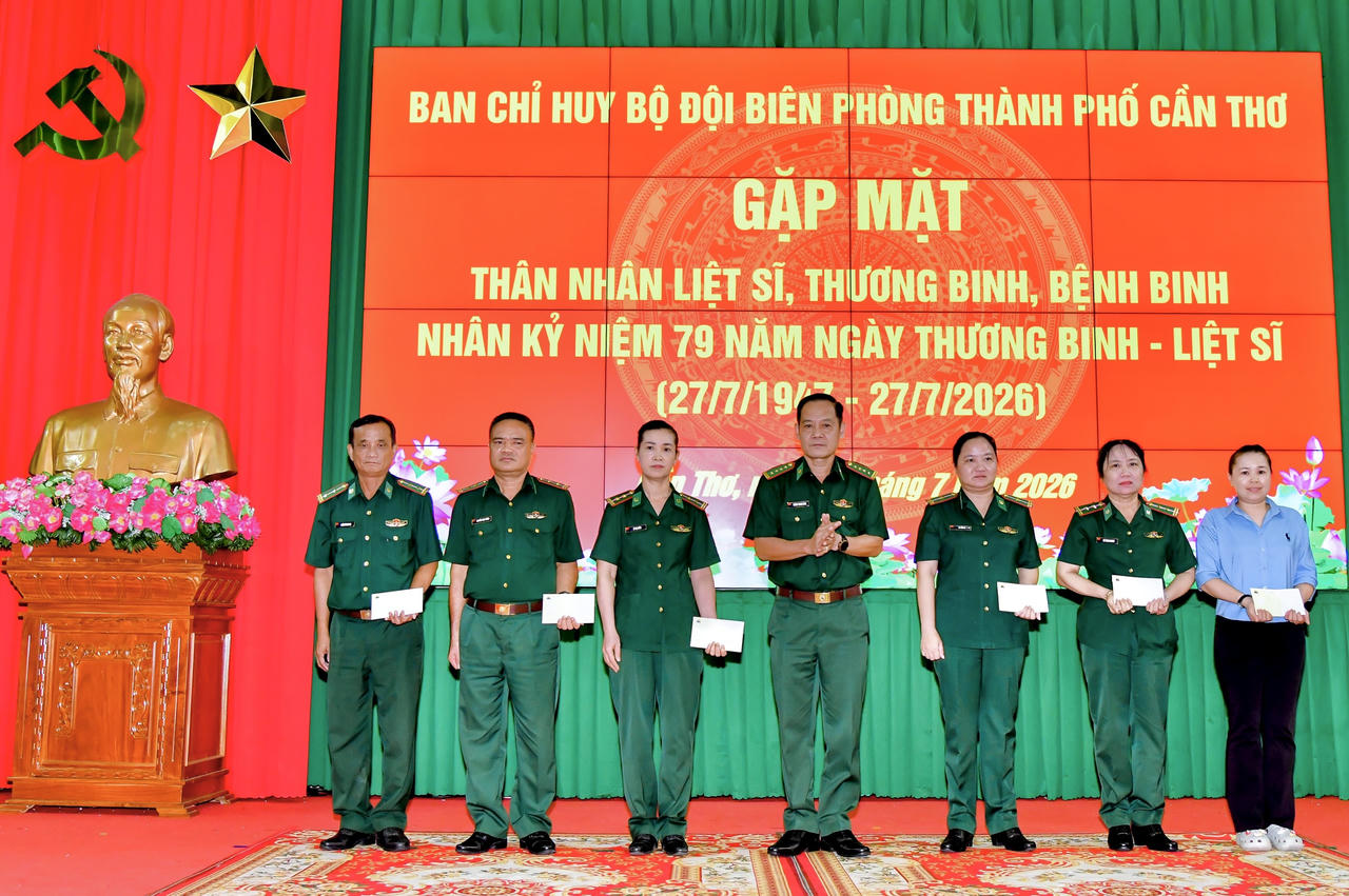 Đại tá Huỳnh Thanh Hùng - Chính ủy BĐBP TP tặng quà đến thân nhân liệt sĩ, thương binh, bệnh binh. Ảnh: Văn Long