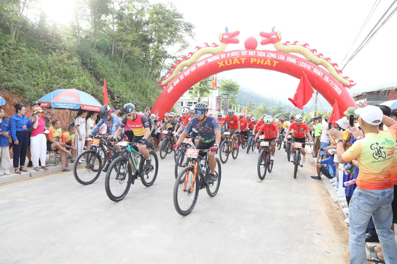 Các tay đua tranh tài ở các nội dung cá nhân và đồng đội dành cho nam, nữ trẻ từ 40 tuổi trở xuống; nam, nữ trung niên từ 41 đến 50 tuổi và nam cao niên từ 51 tuổi trở lên. (Ảnh: Nguyễn Hải).