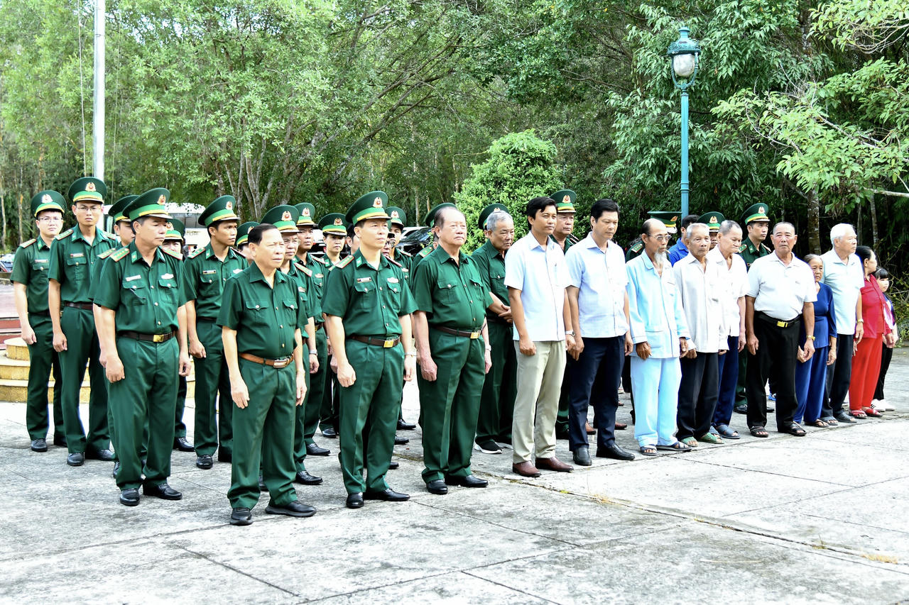 Các đại biểu dâng hương tưởng niệm các anh hùng liệt sĩ. Ảnh: Văn Long