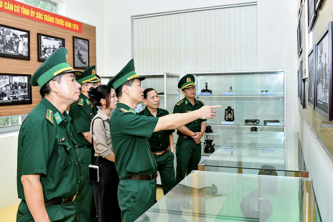 Các đại biểu tham gia học tập truyền thống. Ảnh: Văn Long