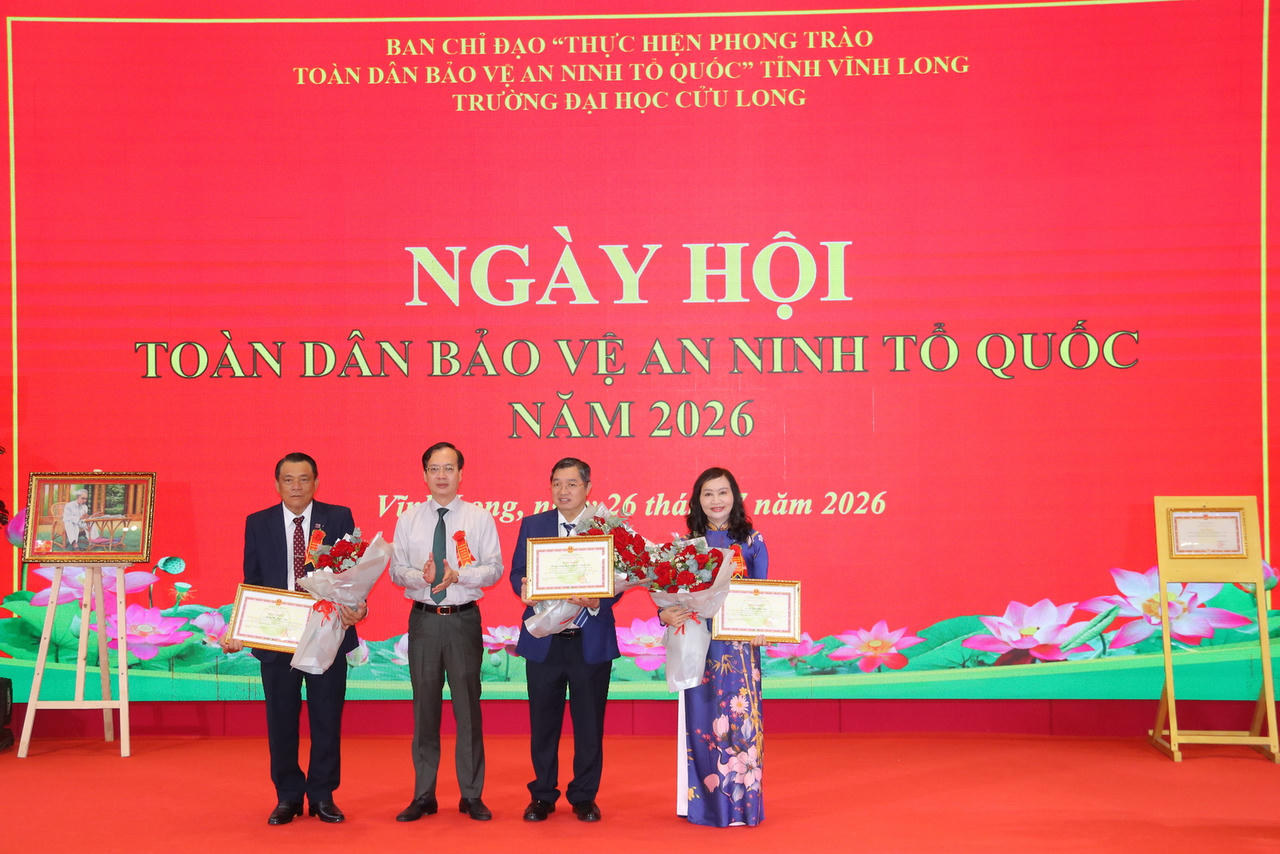 Ông Trần Trí Quang - Chủ tịch UBND tỉnh Vĩnh Long trao tặng Bằng khen của UBND tỉnh cho tập thể và cá nhân có thành tích tiêu biểu (Ảnh: Đình Thương)