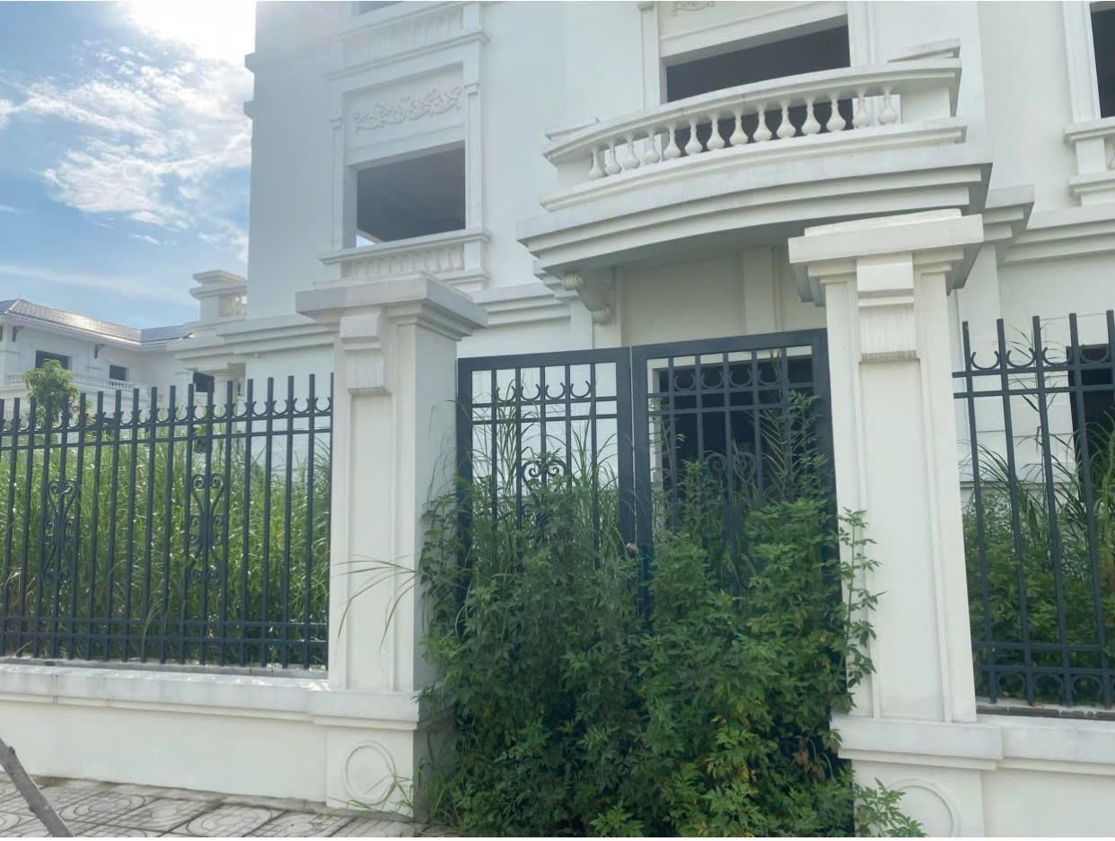 Nghịch lý trên thị trường nhà ở: nhiều biệt thự bị bỏ trống, trong khi không ít người lao động, người thu nhập thấp vẫn chật vật tìm nơi an cư. ( Ảnh Trần Sơn).