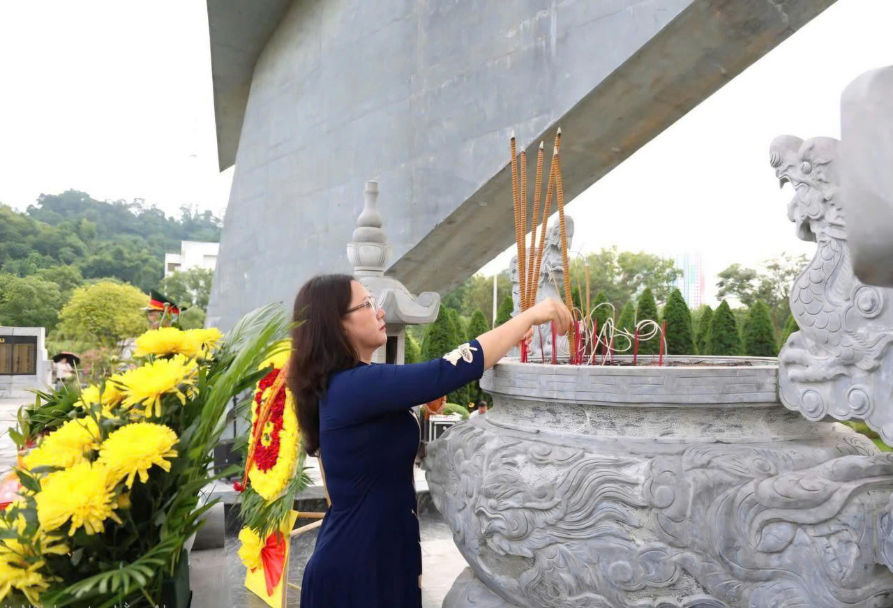 Lãnh đạo tỉnh Lào Cai dâng hương tưởng niệm Chủ tịch Hồ Chí Minh và các Anh hùng liệt sĩ