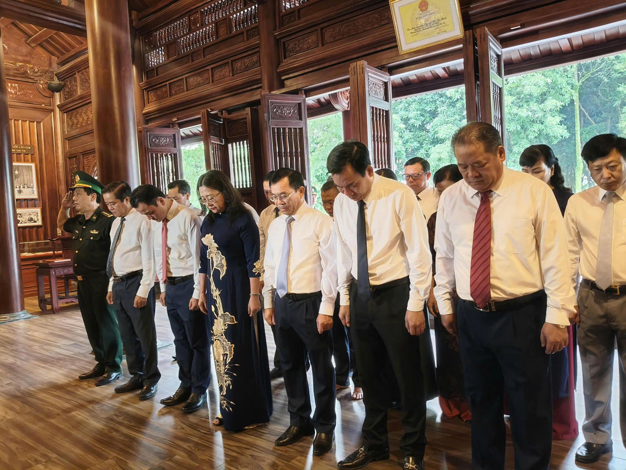 Lãnh đạo tỉnh Lào Cai dâng hương tưởng niệm Chủ tịch Hồ Chí Minh tại Nhà tưởng niệm Chủ tịch Hồ Chí Minh (phường Lào Cai). (Ảnh: Nguyễn Hải)