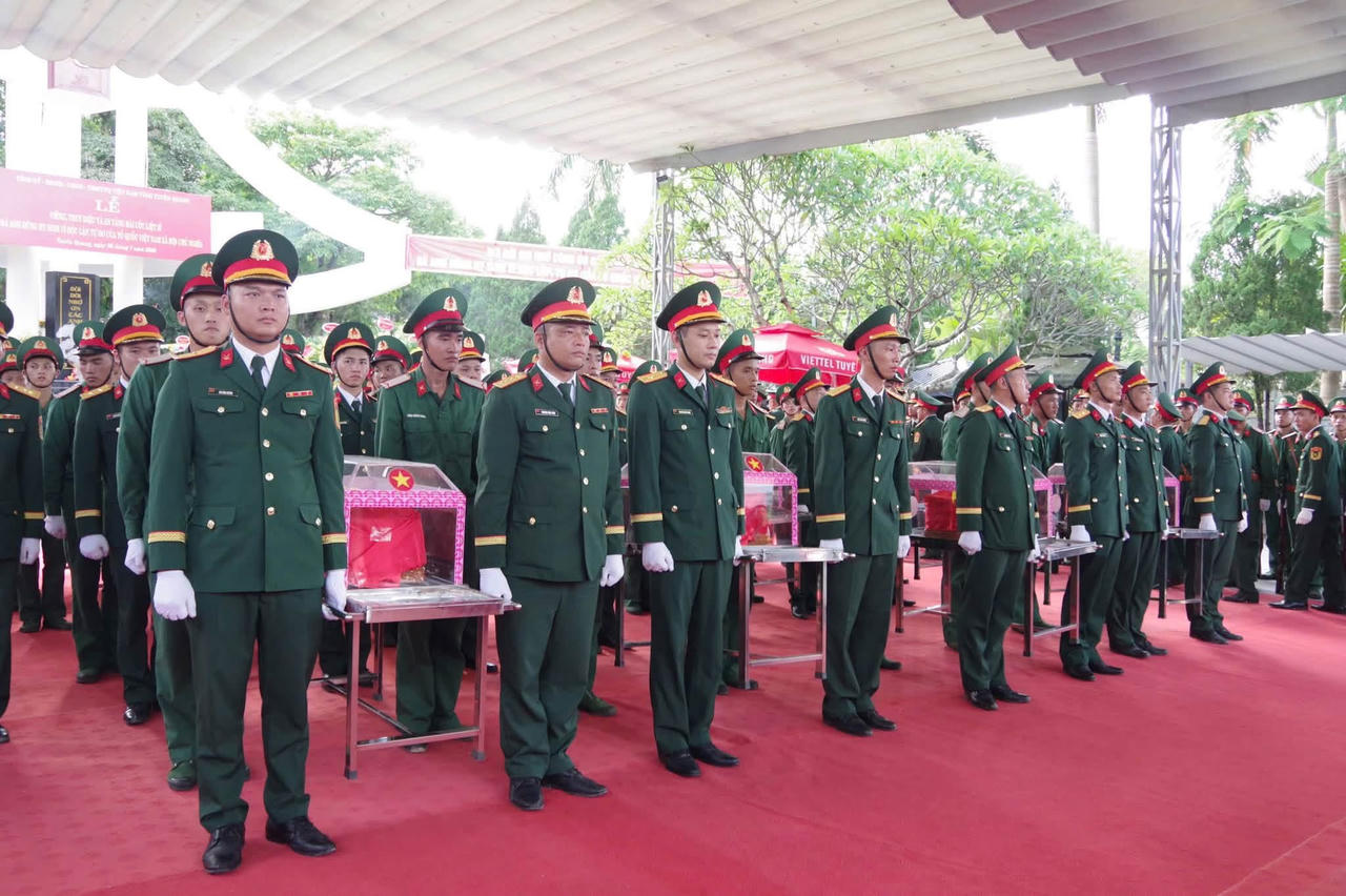 Trang nghiêm Lễ viếng, truy điệu và an táng hài cốt 34 liệt sĩ tại Nghĩa trang Liệt sĩ Quốc gia Vị Xuyên
