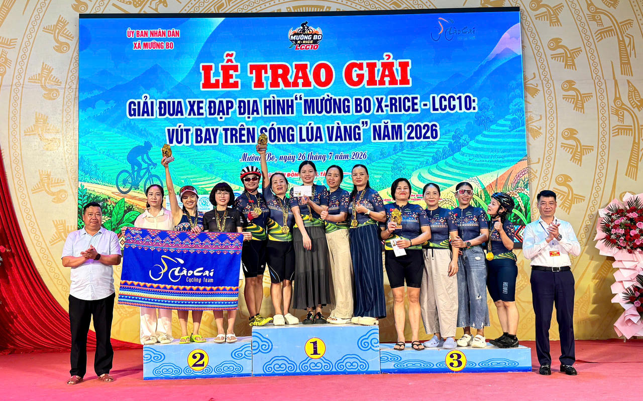 Kết thúc giải, Ban Tổ chức đã trao giải cho các cá nhân và đội thi đạt thành tích xuất sắc. Theo đó, các vận động viên và đội thi giành giải Nhất, Nhì, Ba ở các nội dung cá nhân và đồng đội được trao cúp Vàng, cúp Bạc, cúp Đồng cùng tiền thưởng; các vận động viên xếp hạng từ thứ Tư đến thứ Mười ở nội dung cá nhân được trao giấy chứng nhận và tiền thưởng. (Ảnh: Nguyễn Hải).