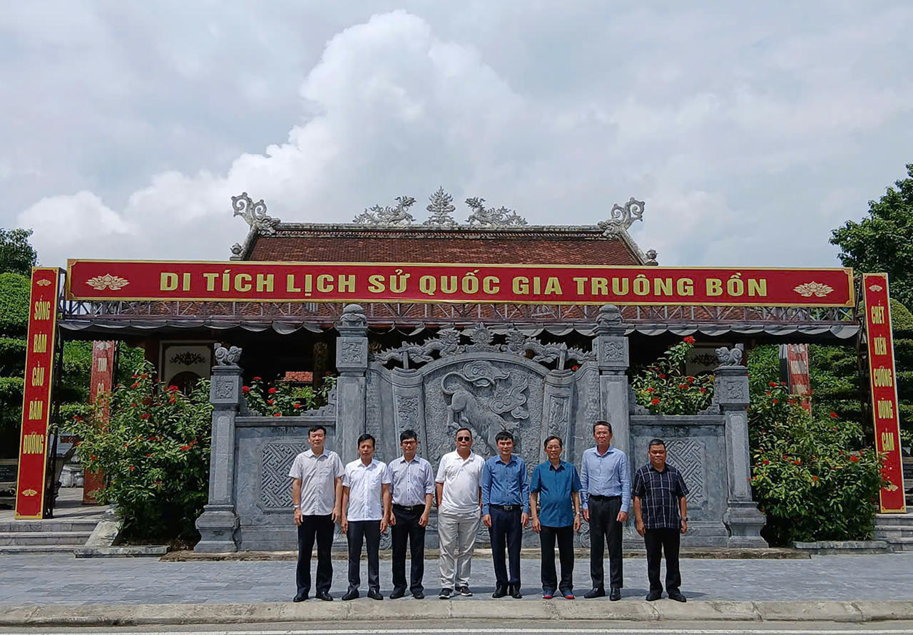 Đo&agrave;n C&ocirc;ng t&aacute;c Hội Cựu chiến binh Cơ quan Bộ Tư ph&aacute;p chụp ảnh lưu niệm tại Khu Di t&iacute;ch lịch sử quốc gia Tru&ocirc;ng Bồn. Ảnh L&ecirc; Đồng
