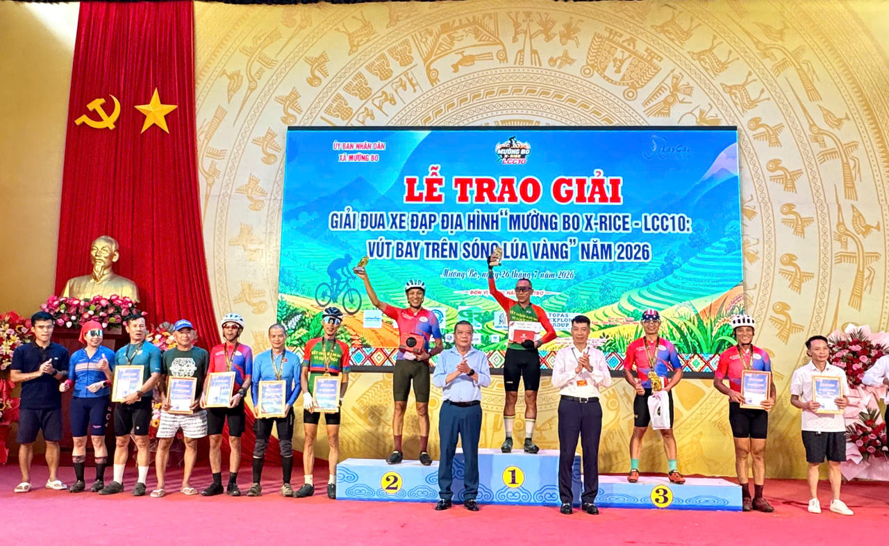 Ban Tổ chức trao giải cho các vận động viên đoạt giải. (Ảnh: Nguyễn Hải).