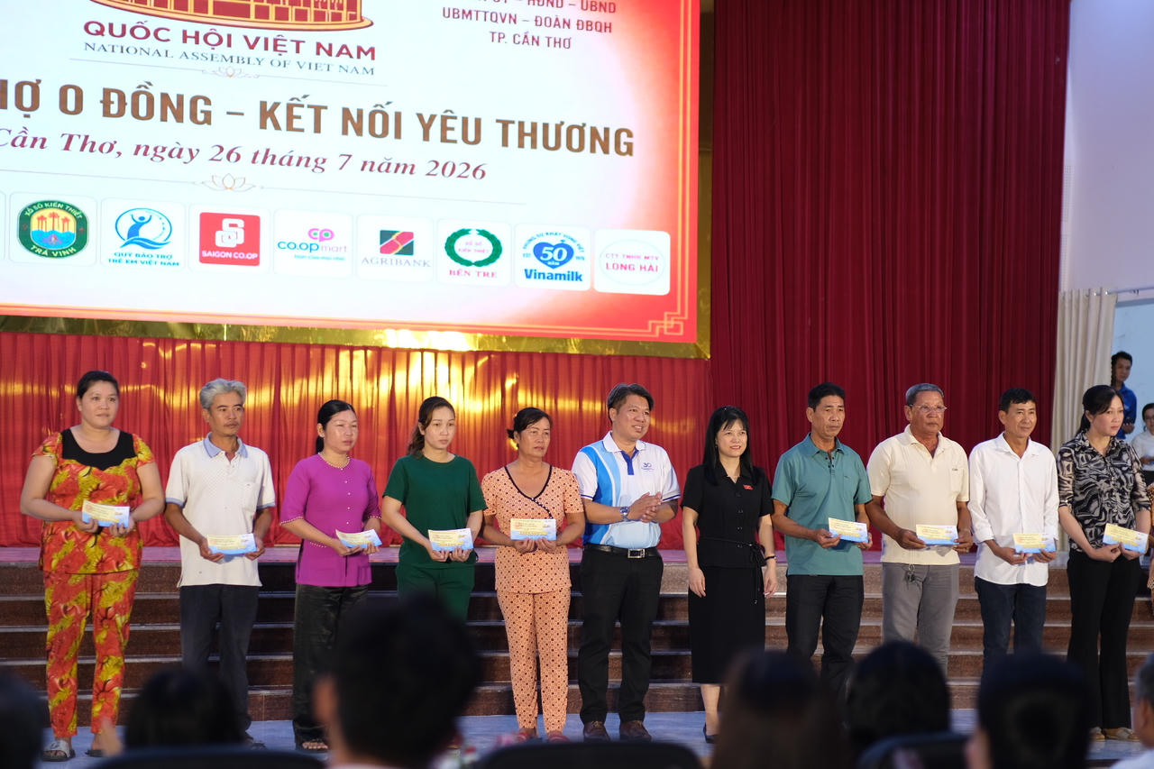 500 gia đình thuộc diện người có công với cách mạng, hộ nghèo, hộ cận nghèo, trẻ em và các gia đình có hoàn cảnh khó khăn sẽ được trao phiếu mua hàng trị giá 1.000.000 đồng/gia đình. Ảnh: Phương Thảo