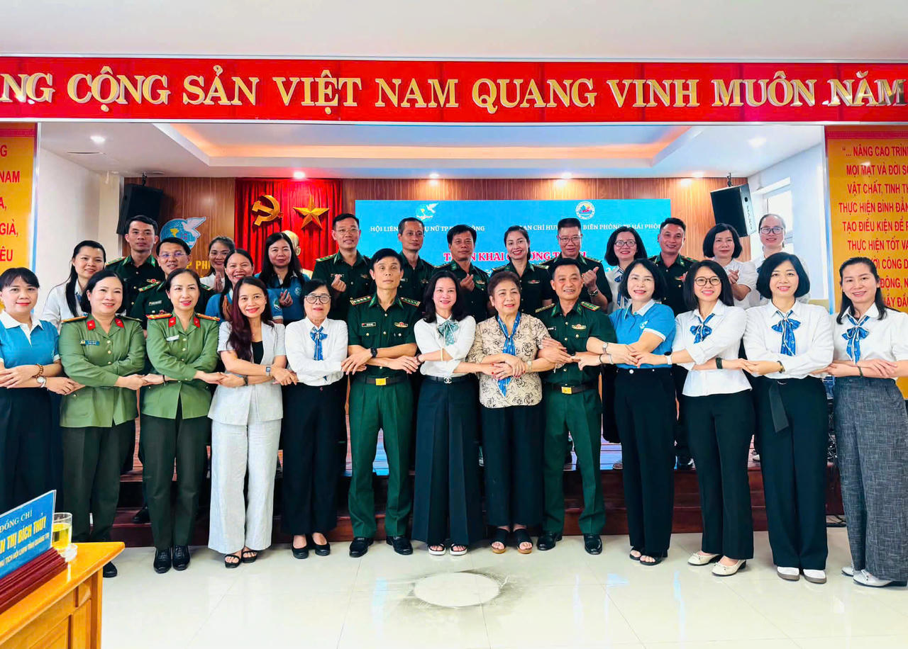 Đoàn công tác chụp ảnh lưu niệm cùng các đại biểu tham gia Chương trình "Đồng hành cùng Phụ nữ biên cương" năm 2026. (Ảnh: NK)