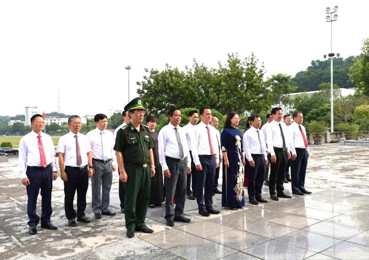 Lãnh đạo tỉnh Lào Cai dâng hương tưởng niệm Chủ tịch Hồ Chí Minh và các Anh hùng liệt sĩ