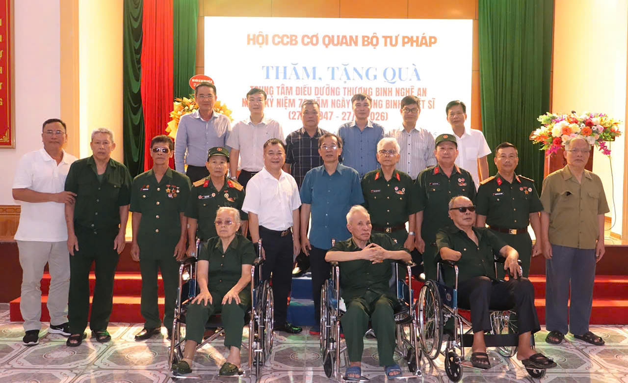 Đo&agrave;n C&ocirc;ng t&aacute;c Hội Cựu chiến binh Cơ quan Bộ Tư ph&aacute;p thăm, tặng qu&agrave; c&aacute;c thương, bệnh binh tại Trung t&acirc;m Điều dưỡng thương binh Nghệ An. Ảnh L&ecirc; Đồng