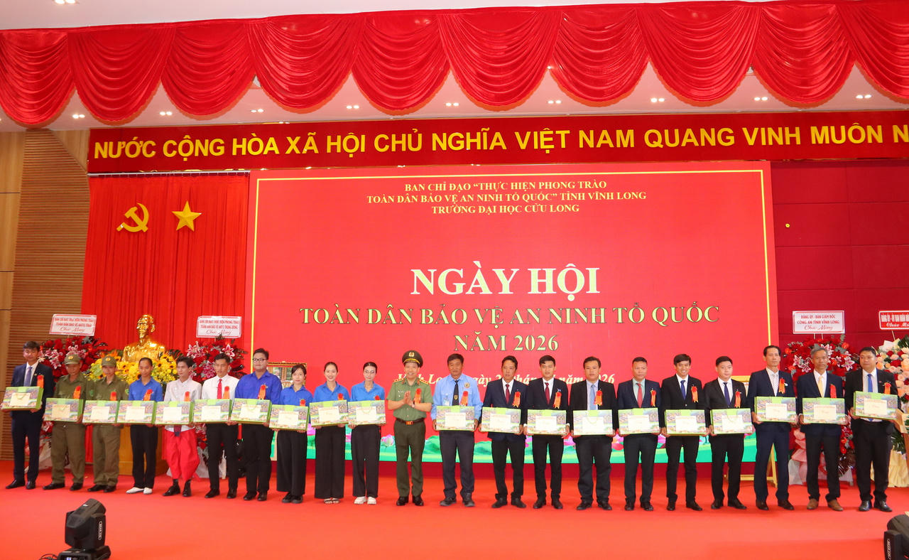 Thượng tướng Lê Văn Tuyến - Thứ trưởng Bộ Công an tặng quà cho cán bộ, giáo viên, nhân viên và sinh viên có hoàn cảnh khó khăn, điển hình trong phong trào toàn dân bảo vệ an ninh Tổ quốc (Ảnh: Đình Thương)
