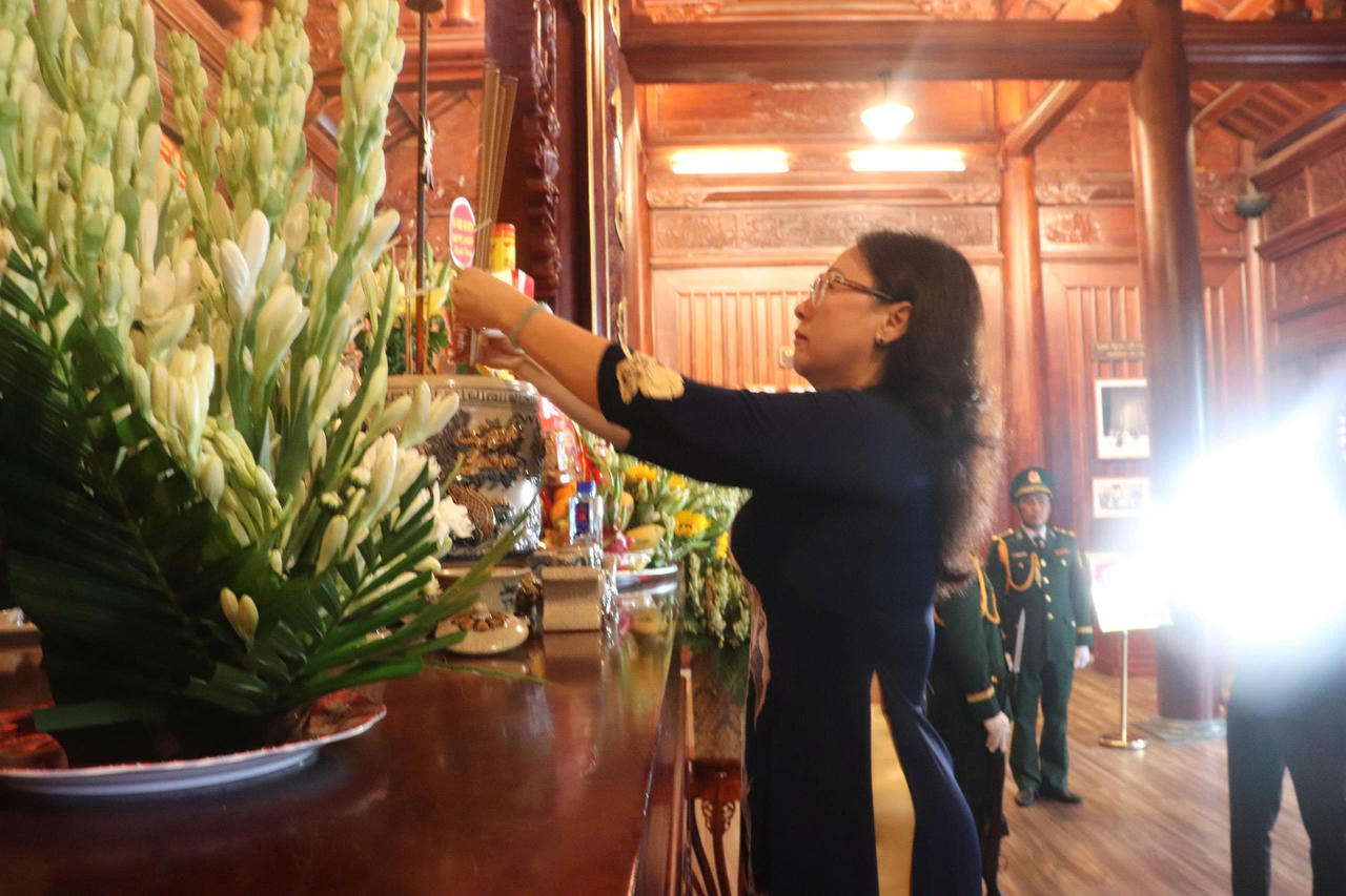Lãnh đạo tỉnh Lào Cai dâng hương tưởng niệm Chủ tịch Hồ Chí Minh và các Anh hùng liệt sĩ