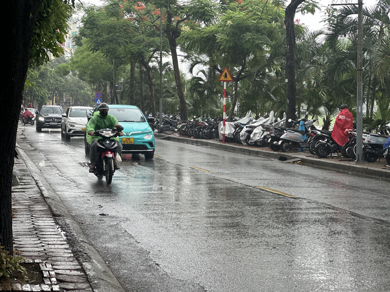 Thời tiết ngày 26/7: Hà Nội ngày nắng, chiều tối và đêm mưa rào rải rác; TP HCM có nơi mưa to đến rất to