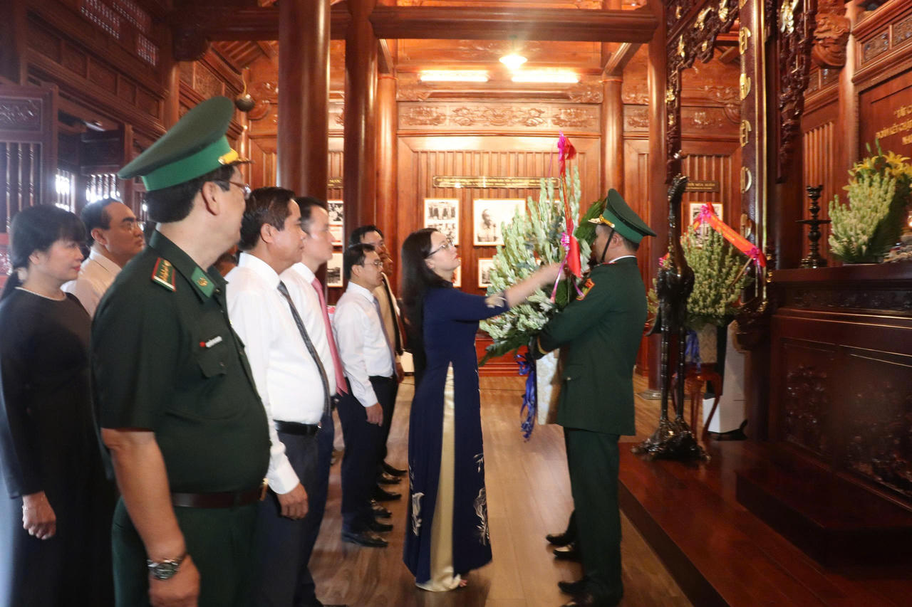Lãnh đạo tỉnh Lào Cai dâng hương tưởng niệm Chủ tịch Hồ Chí Minh và các Anh hùng liệt sĩ