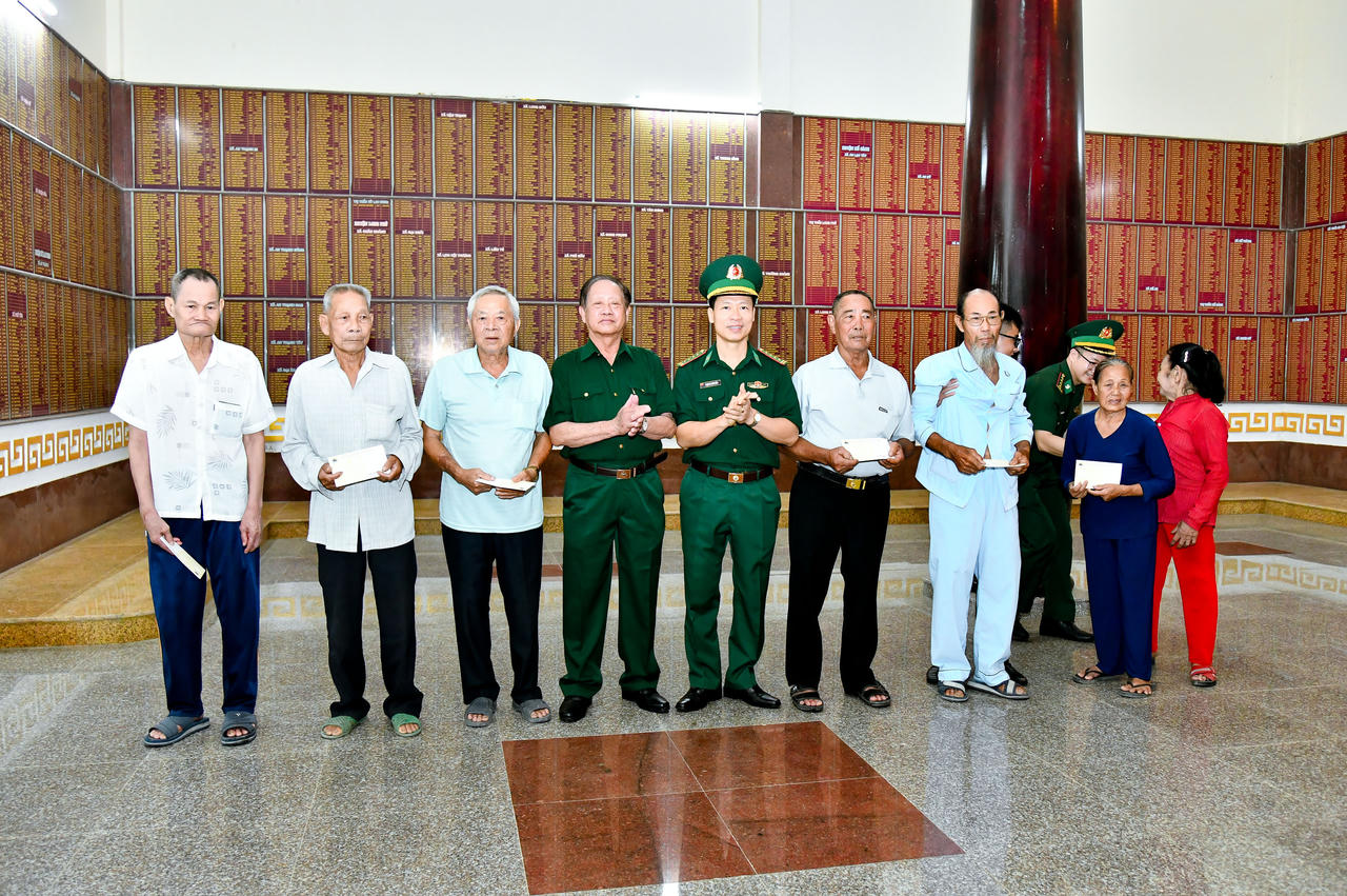 Tặng quà các Thương binh thuộc đội phòng thủ Tỉnh ủy Sóc Trăng (cũ). Ảnh: Văn Long