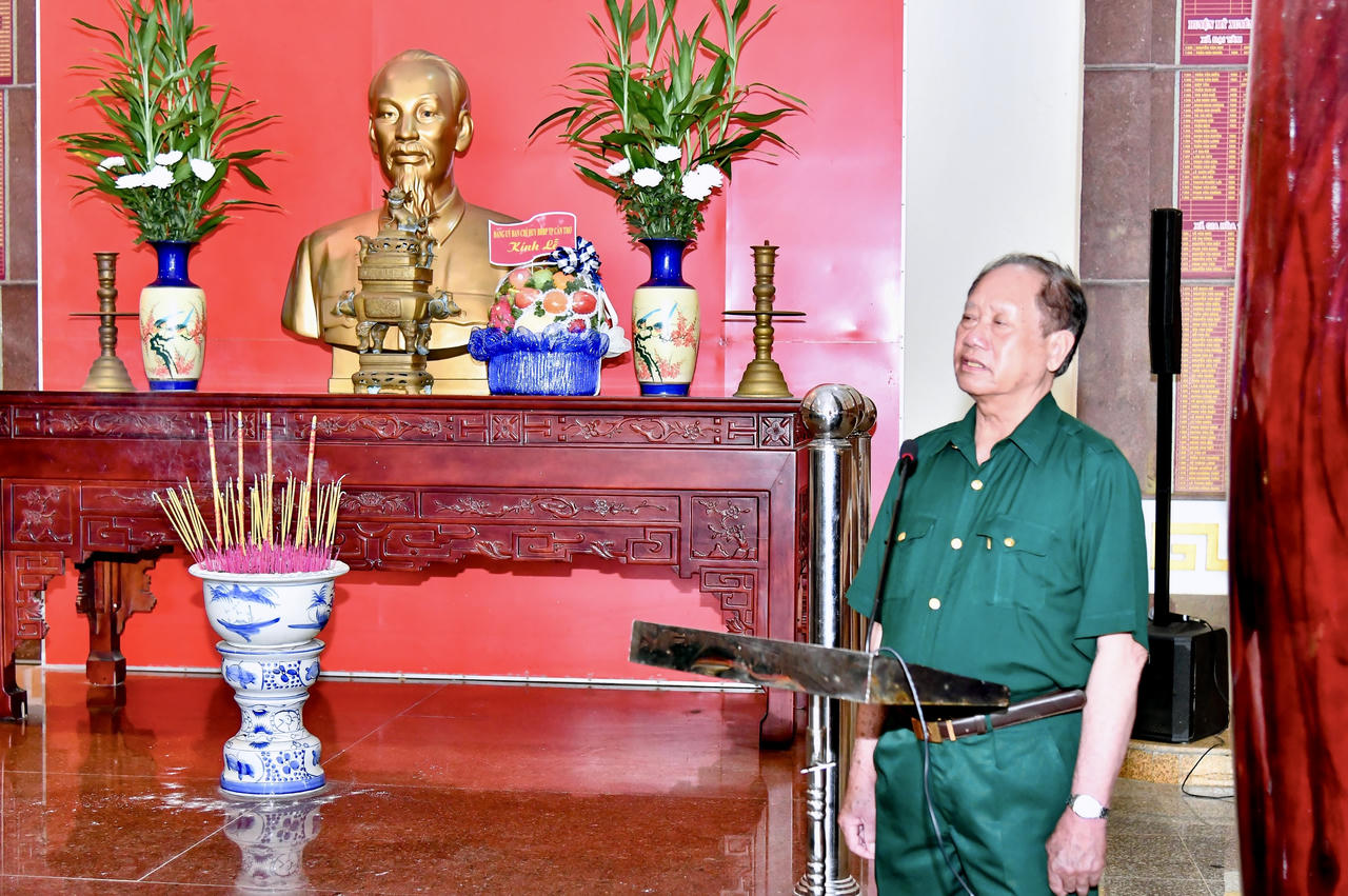 Ông Mai Hồng Thái ôn lại truyền thống vẻ vang, những chiến công tiêu biểu của Đội Phòng thủ Tỉnh ủy Sóc Trăng (cũ). Ảnh: Văn Long