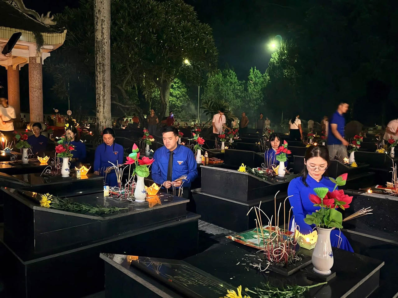 Các thanh, thiếu niên Cao Bằng thắp nến tri ân các Anh hùng Liệt sĩ tại Nghĩa trang Liệt sĩ Thanh Sơn. (Ảnh: PV)
