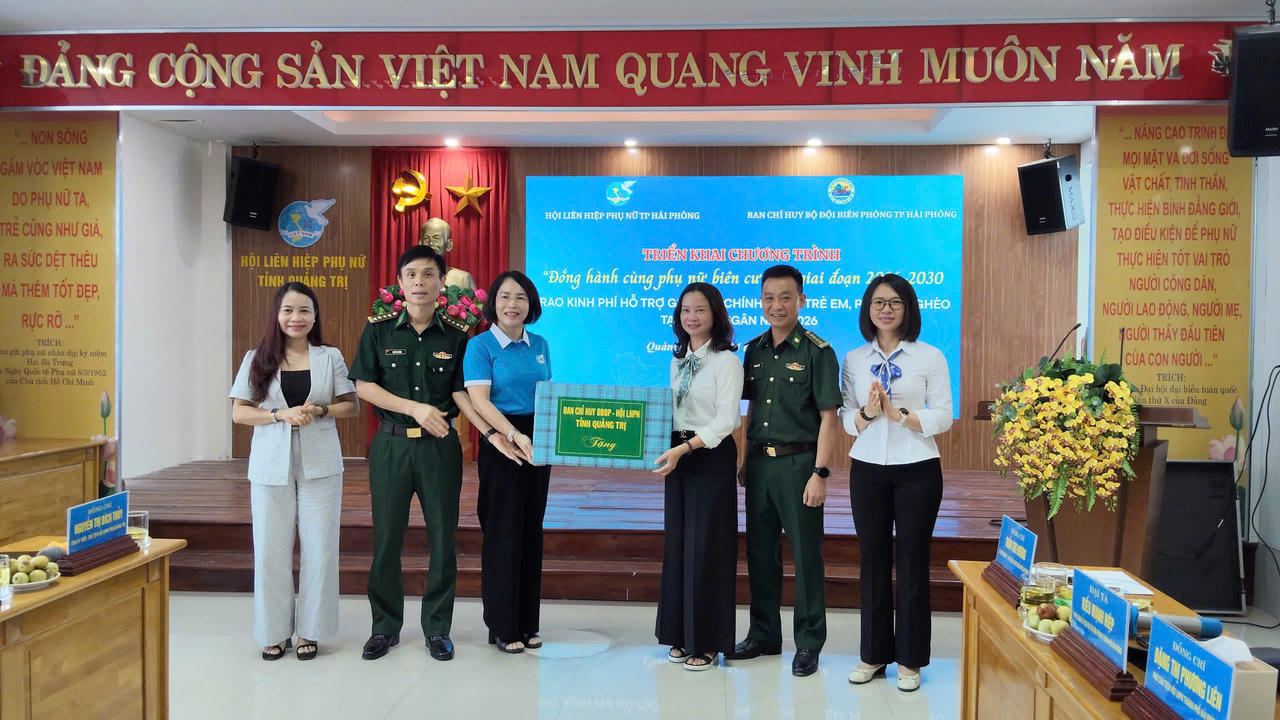 Các đơn vị đồng hành trao quà tặng hỗ trợ trong chương trình. (Ảnh: NK)