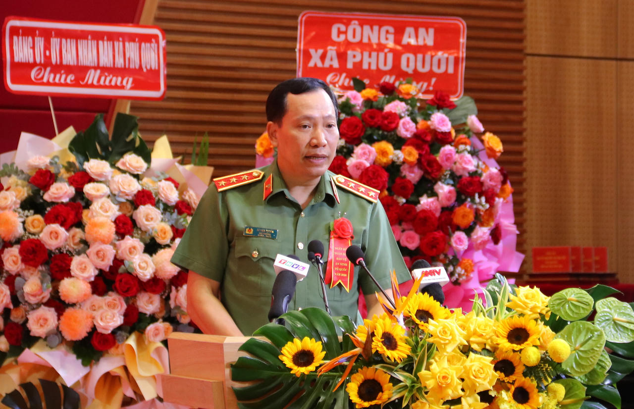 Thượng tướng Lê Văn Tuyến - Thứ trưởng Bộ Công an đánh giá cao kết quả đạt được của tỉnh Vĩnh Long và Trường Đại học Cửu Long trong xây dựng phong trào toàn dân bảo vệ an ninh Tổ quốc (Ảnh: Đình Thương)