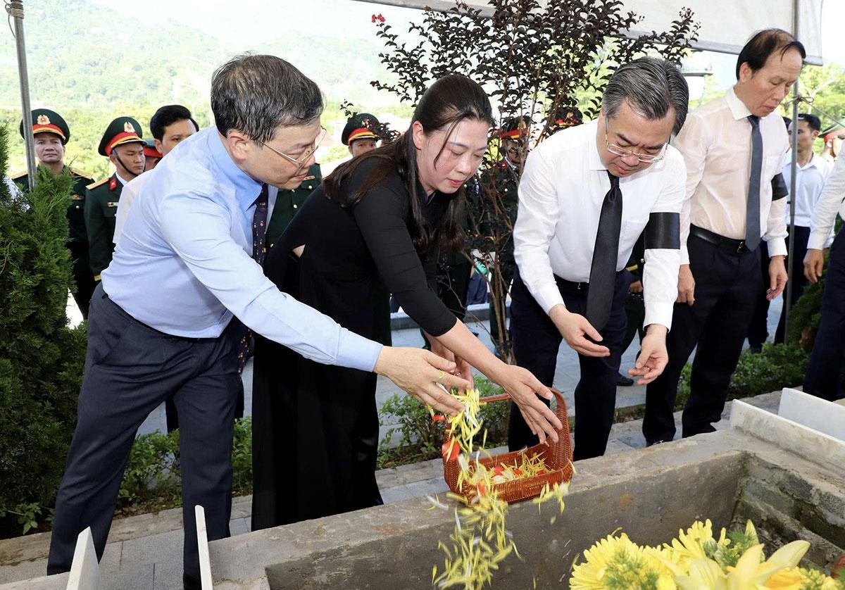 Các đồng chí lãnh đạo Đảng, Nhà nước, lãnh đạo tỉnh Tuyên Quang thành kính tiễn đưa các liệt sĩ về nơi an nghỉ. (Ảnh: Thanh Nghị)