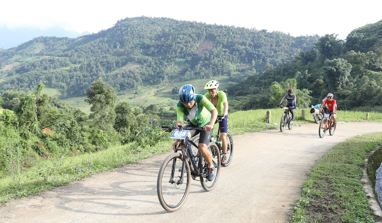 Không chỉ là cuộc thử thách về tốc độ, cung đường hỗn hợp dài khoảng 25 km còn được xem là "bài kiểm tra toàn diện" đối với các vận động viên. (Ảnh: Nguyễn Hải).