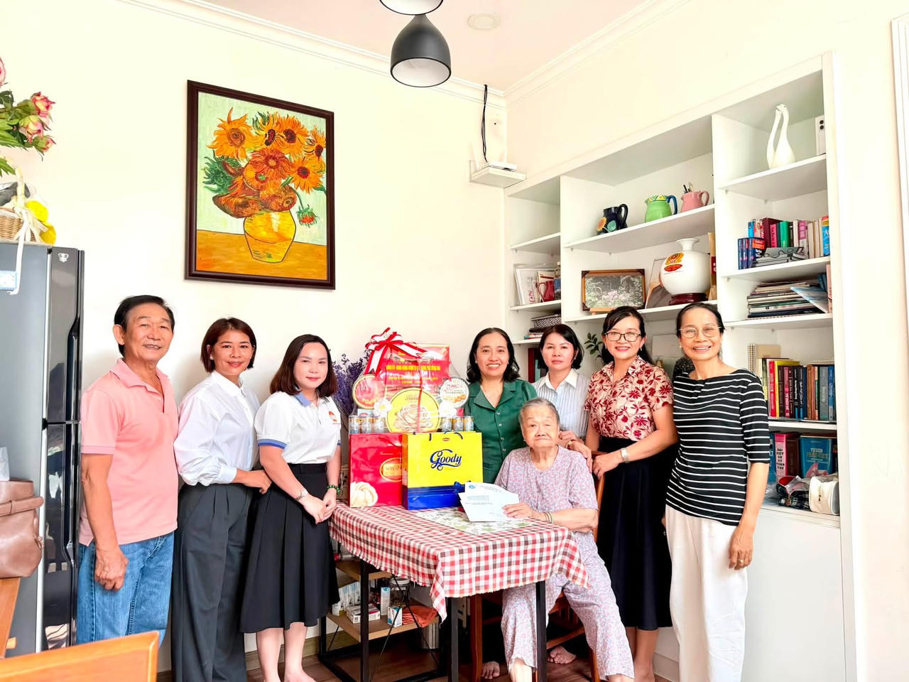 Hội Liên hiệp Phụ nữ xã Phước An đã tổ chức đoàn đến thăm hỏi, động viên và trao tặng quà Mẹ Việt Nam Anh hùng Lê Thị Nở. Ảnh: Mộc Đức